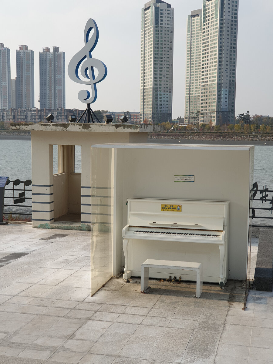 Все что любят корейцы в России, так это классическую музыку, литературу и бескрайние снежные просторы, такие же как это белое пианино на набережной, на котором может поиграть любой человек 