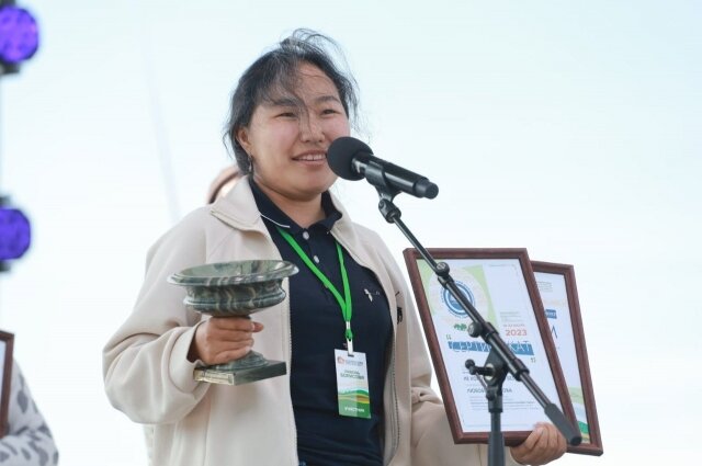    Любови Борисовой вручили главную награду фестиваля – колыванскую вазу из ревневской яшмы. Фото: Министерство культуры Алтайского края