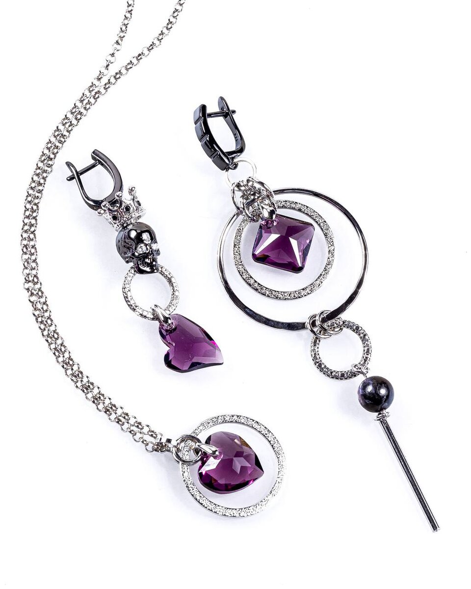 - фурнитура родированная класса люкс 
- элементы Swarovski 
- чароит

Параметры:
- вес ⚖️ 10/7 гр.
- длина 📏 118/60 мм. 