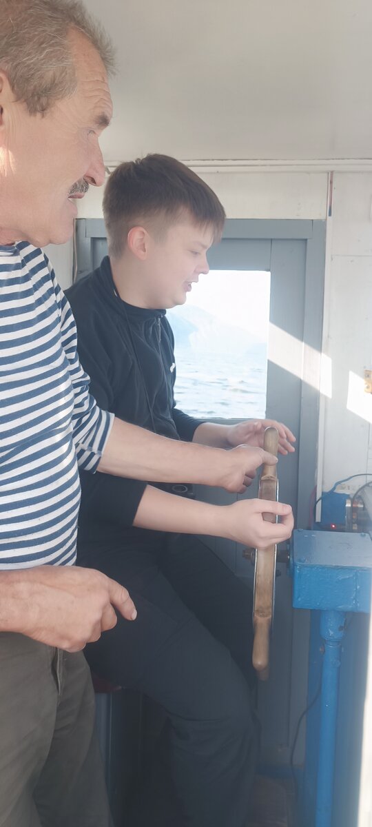 Данияр ещё и порулил катером