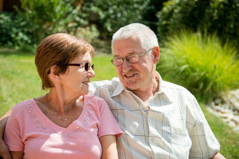 https://thumbs.dreamstime.com/b/senior-couple-portrait-28642605.jpg