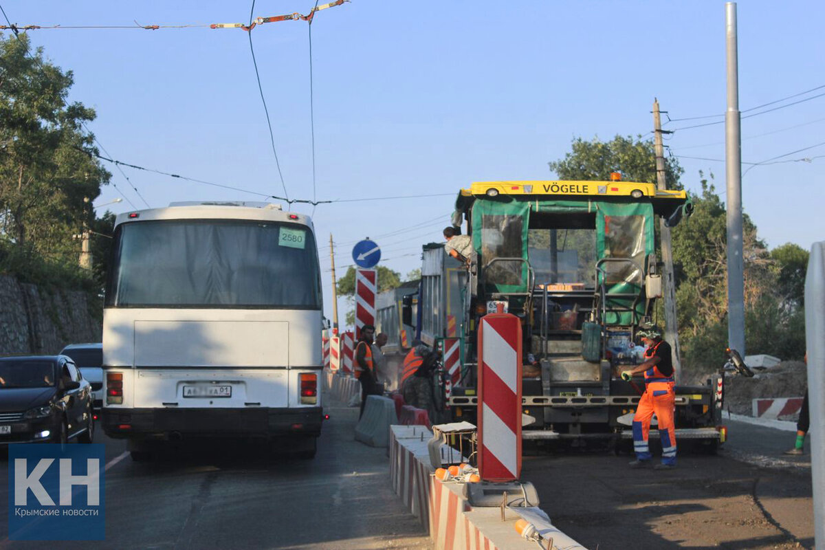 Движение по направлению к Алуште. Транспорт пробирается по одной полосе в каждую сторону. К вечеру 24 июля здесь образовалась пробка.