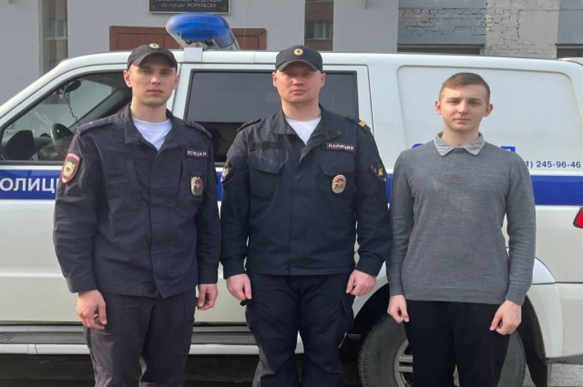 В Красноярске на гарнизонном разводе сотрудникам полиции вручили 54 новых служеб