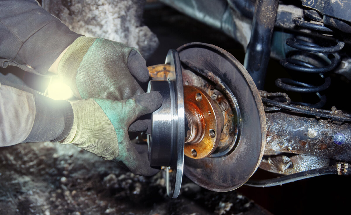 Кроме очистки и смазки, необходимо регулярно проверять степень износа компонентов тормозной системы. 