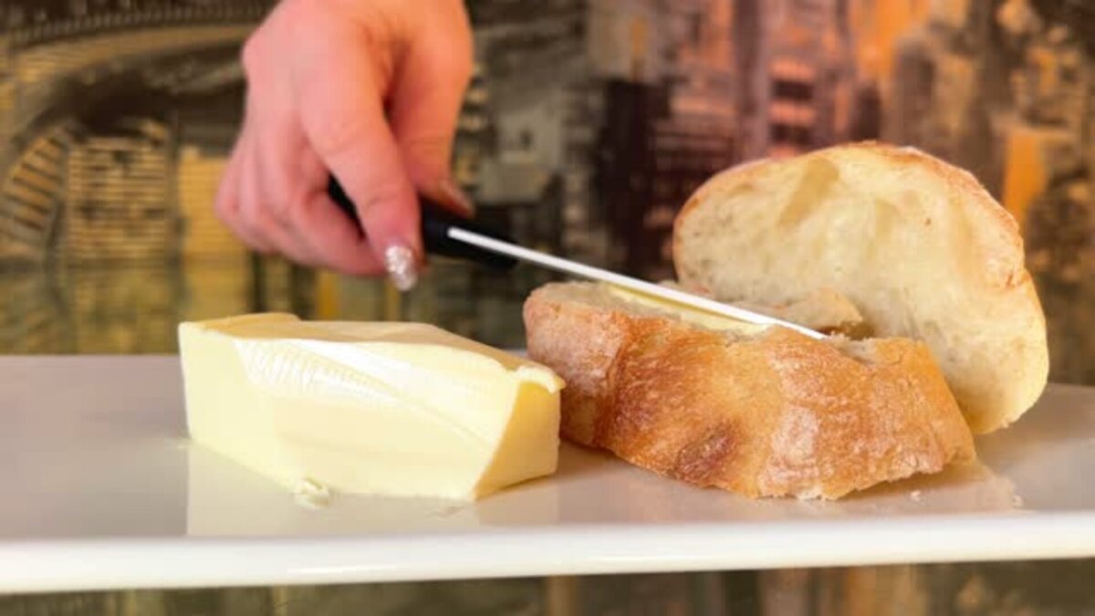 Сливочное масло с белым хлебом - очень даже вкусно, согласны? Фото автора: Oleksandra Kharkova 
