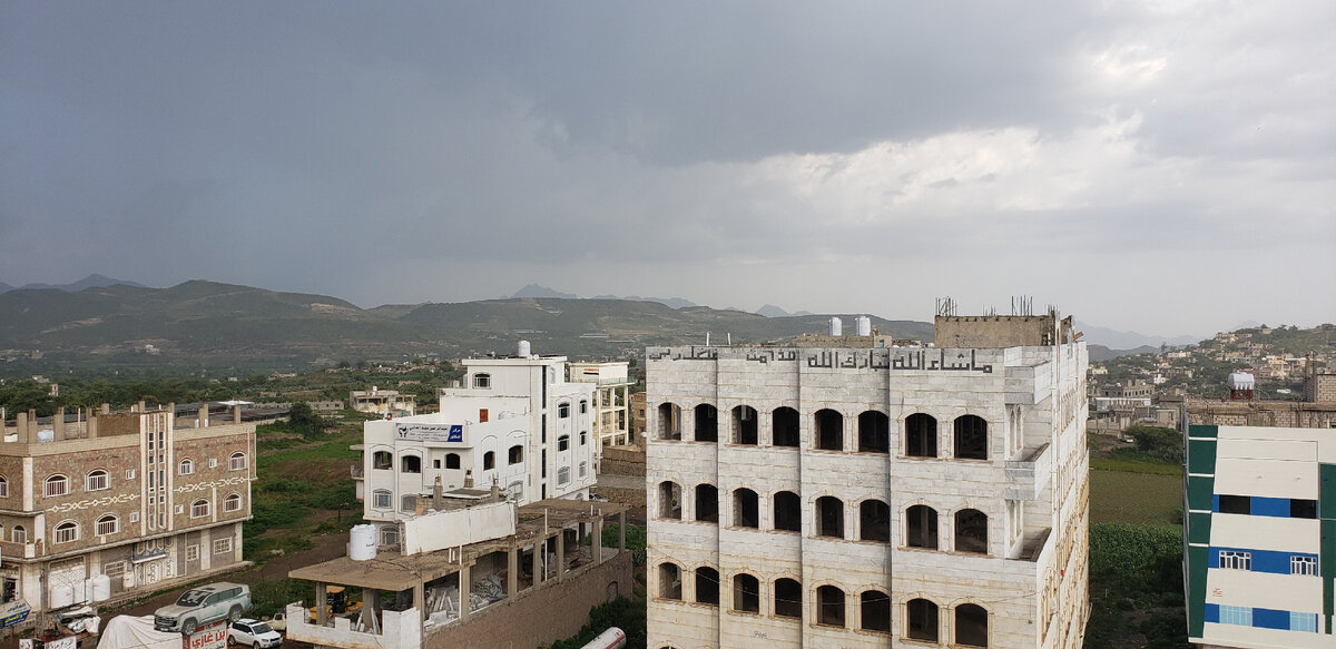 Погода в моей стране начинается с дождя, погода мягкая, а вид на красивую природу не передать словами.  Можете ли вы поделиться с нами своим мнением?