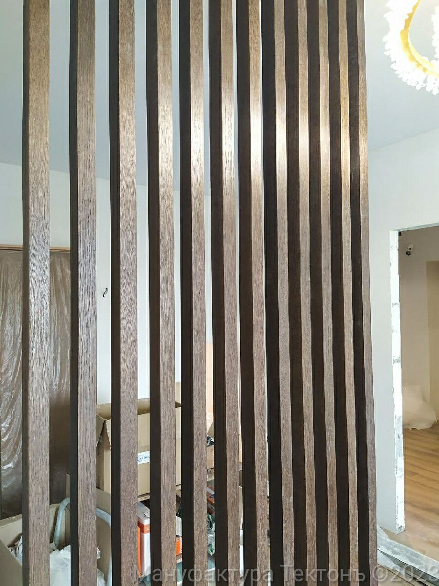 Реечная перегородка из МДФ в натуральном шпоне Дуб, тонированная. Личный архив