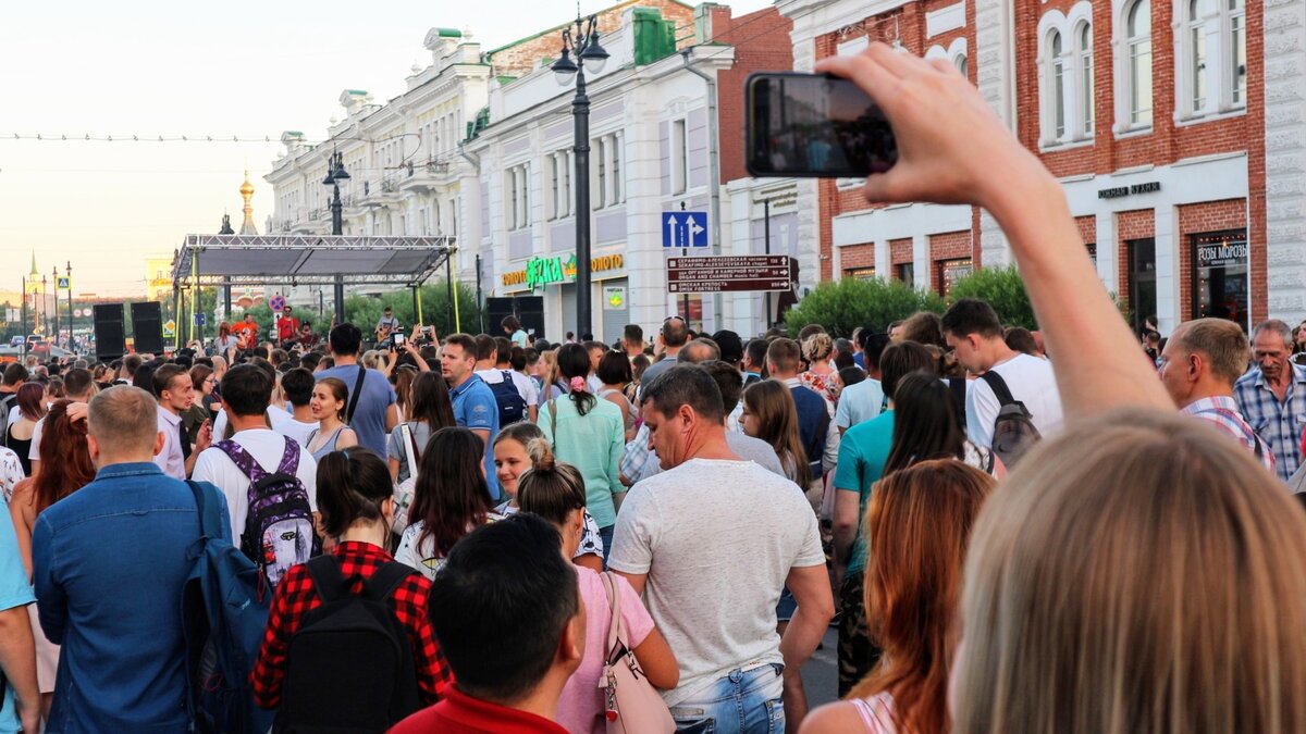     Власти готовят новую порцию запретов на съёмку фото и видео в России. Всё ради национальной безопасности. «НИ» попытались выяснить, как теперь остаться в безопасности самим людям с камерой в руках. Разбираемся, что точно можно, а что нельзя снимать и показывать, чтобы не попасть под статью.