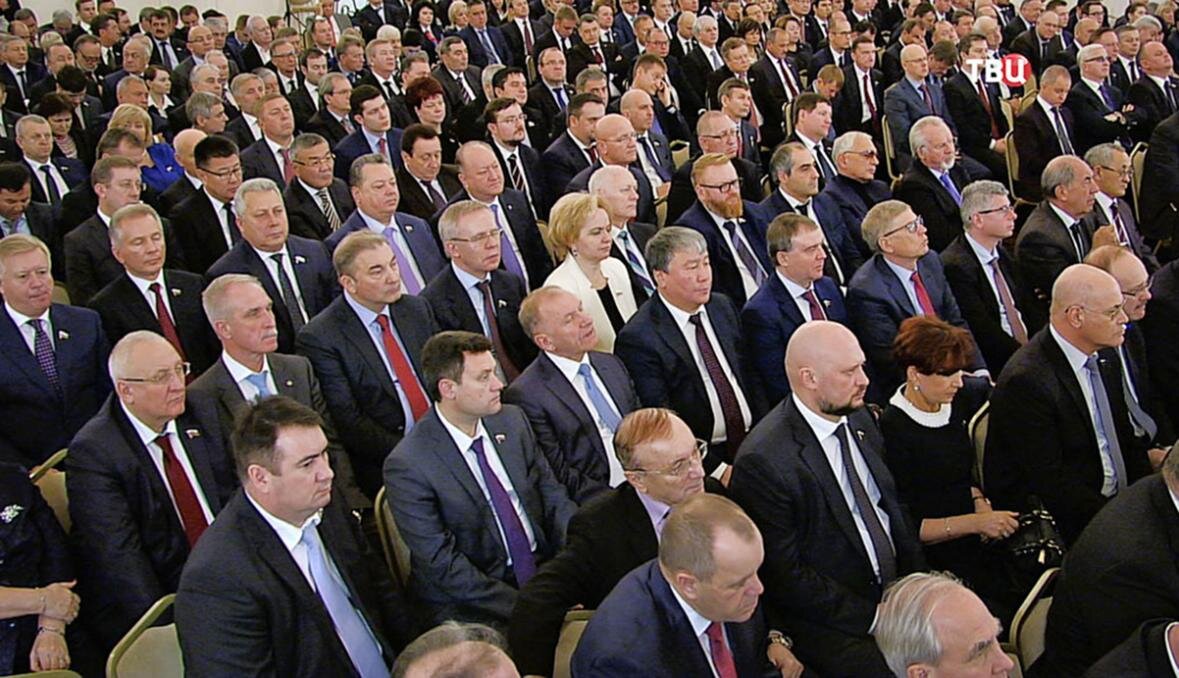 Российские чиновники. Собрание чиновников. Политика России. Много чиновников.