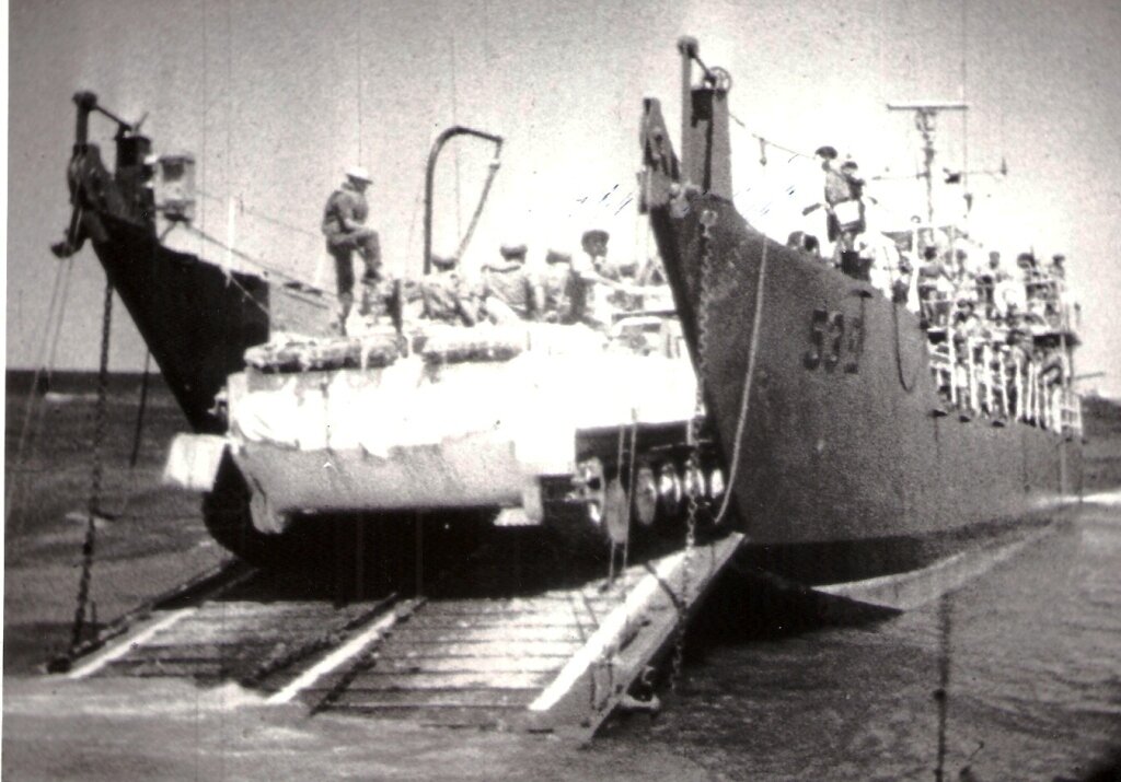 Погрузка БТР-50 на танко-десантный корабль. Фото из открытых источников.