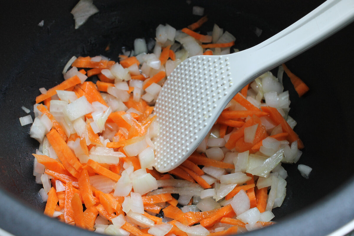 Чем мне нравится жарка в мульте, так это тем, что овощи нежно жарятся.