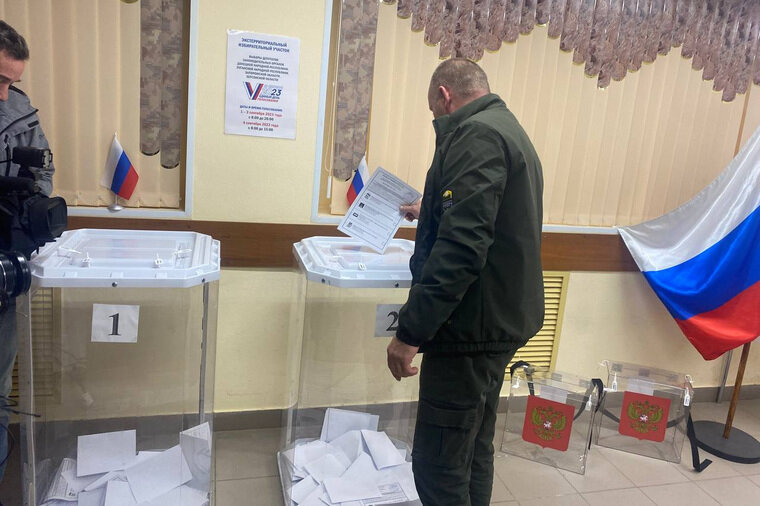    Семья пришла на выборы, чтобы вернуться домой, но в новую Россию Евгения Пастухова