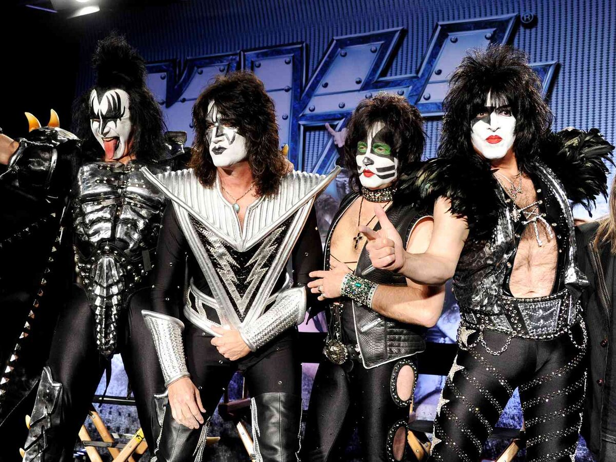 Симмонс сочинил весьма спорный текст для одной из песен KISS