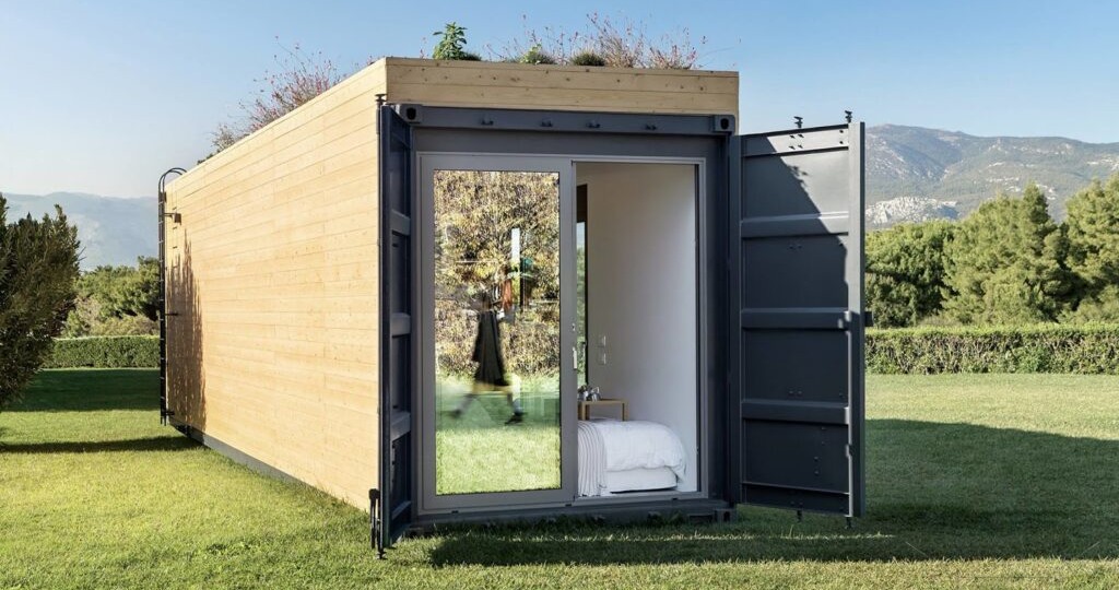 Хотим построить дом из контейнера в СНТ. Нужно ли его регистрировать в Росреестре, получать разрешение на строительство?