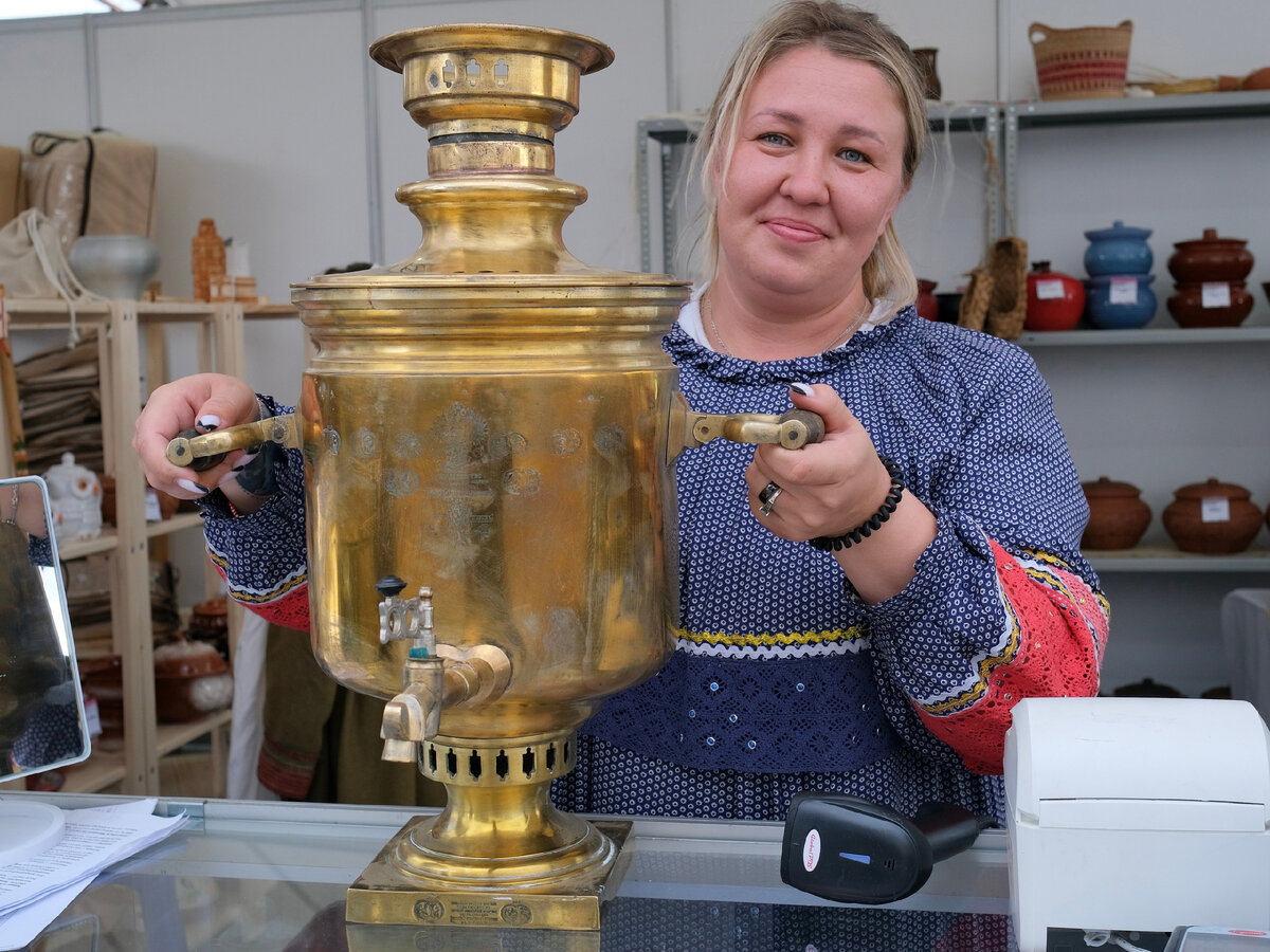 Участники ярмарки встречали гостей не только хлебом с солью, но и горячим чаем со сладостями.