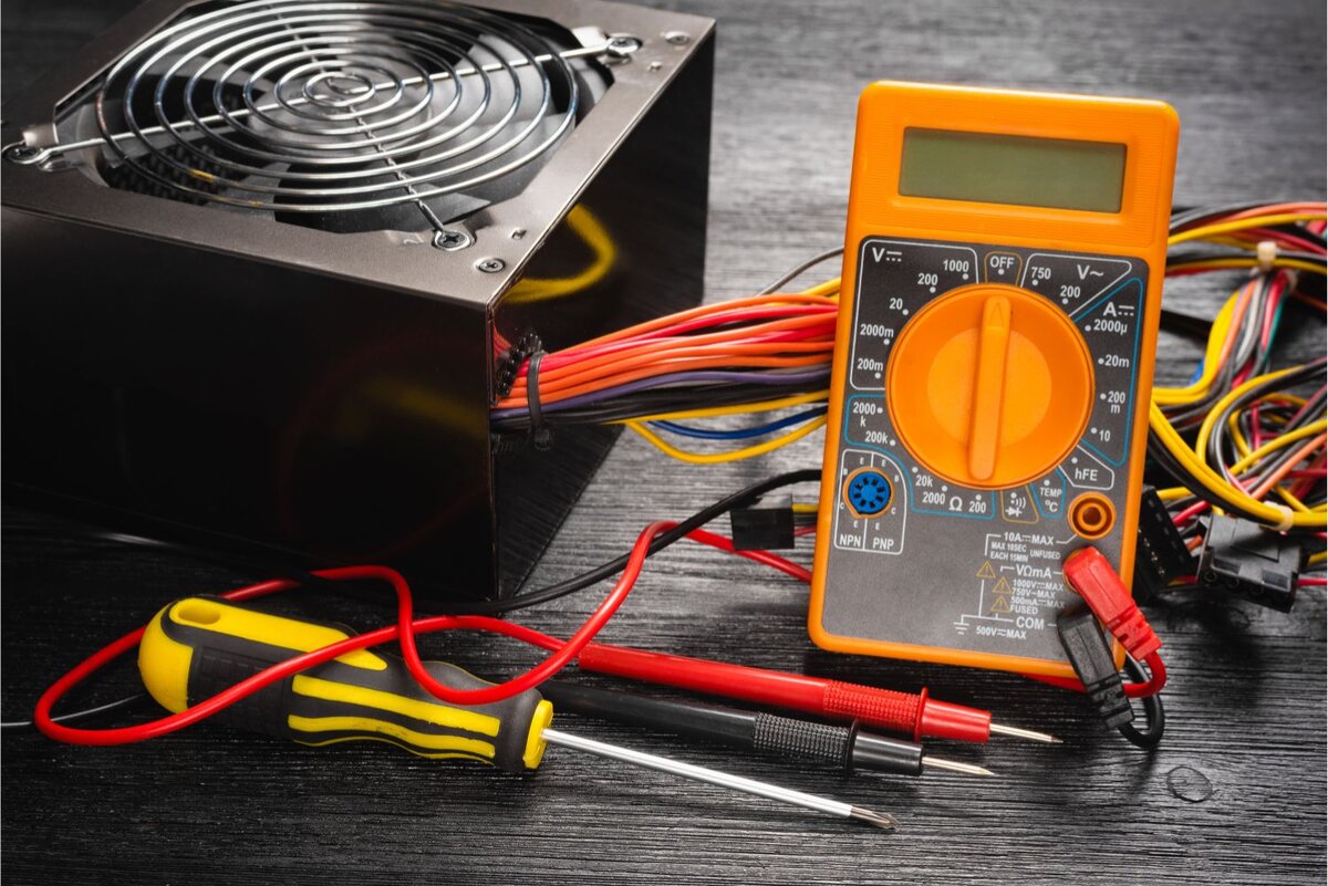 При выборе блока питания ключевыми характеристиками являются коэффициент полезного действия (КПД) и наличие сертификата 80 PLUS. 