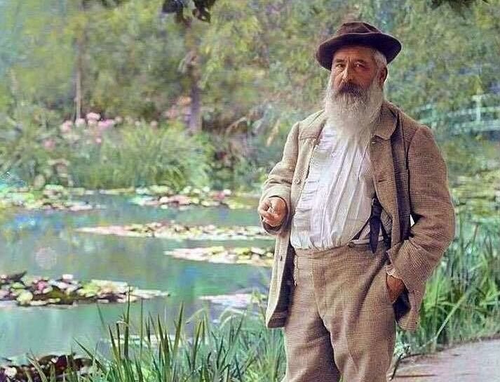 Клод Моне в своём саду в Живерни. 1905. Современная обработка чёрно-белого снимка. 