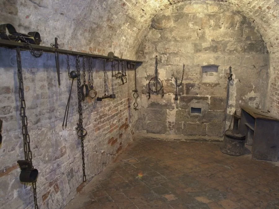 Torture chamber. Лондонский Тауэр комната пыток. Лондонский Тауэр камера пыток