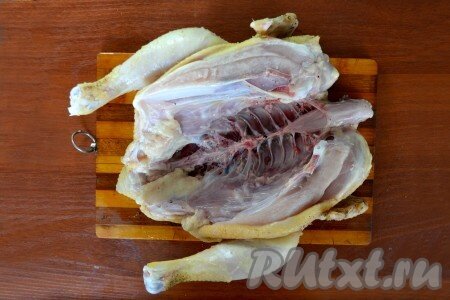 Курицу со всех сторон тщательно натереть солью и специями, добавить лавровые листики. Из специй я использовала черный молотый перец, сушеный розмарин, паприку, сушеный чеснок и тимьян.