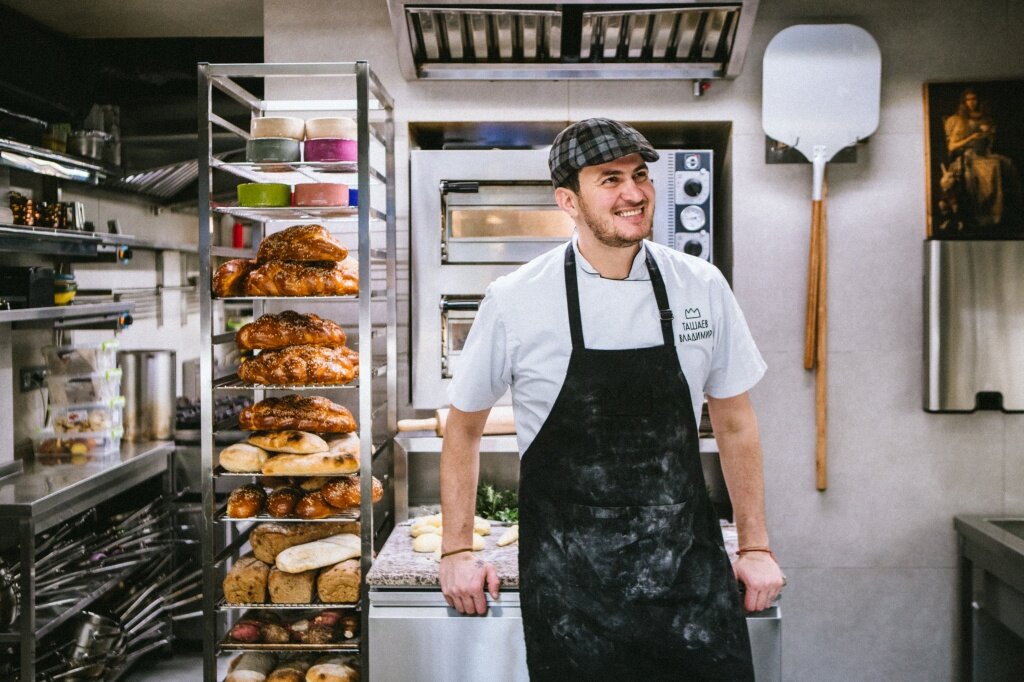 Chef baker. Шеф пекарь. Пекарь бизнесмен. Украинский повар. Бренд шеф пекарь.