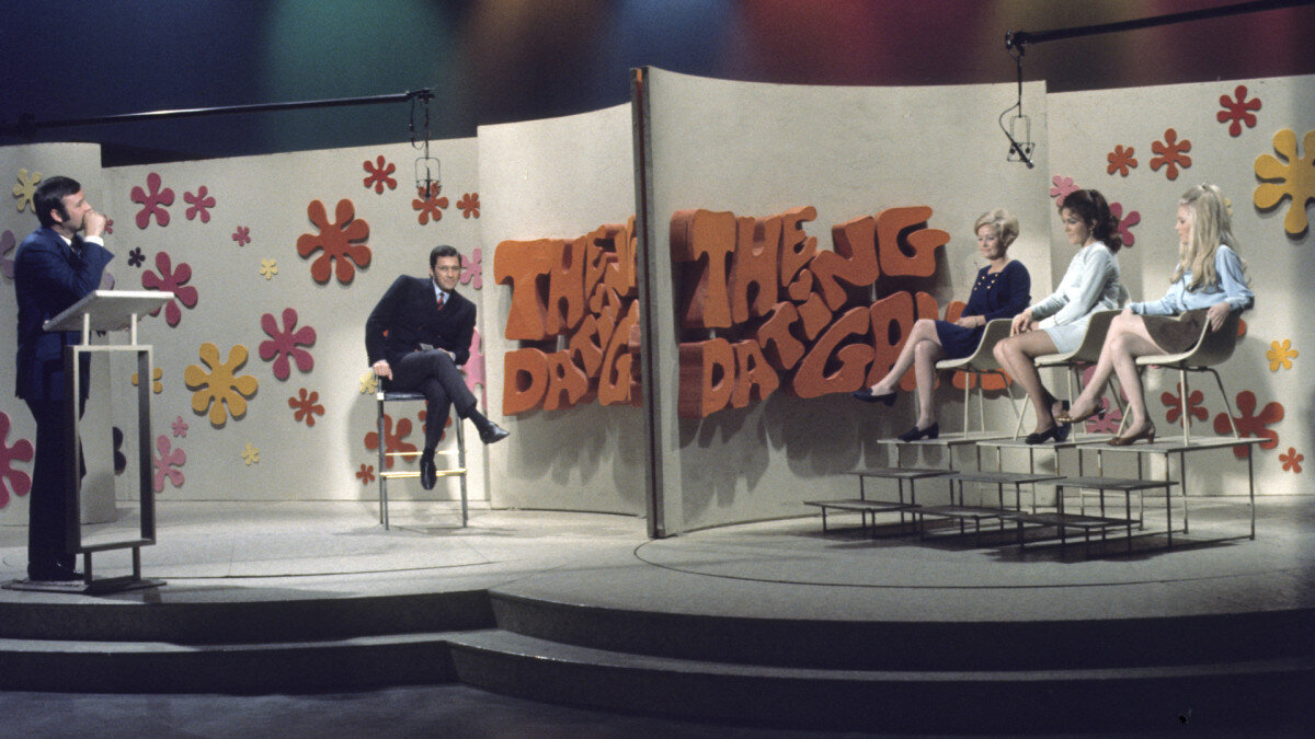 Ведущий Джим Лэндж с конкурсантами на эпизоде Игры знакомств 1970 год. ABC Фото Архивы / Getty Images.