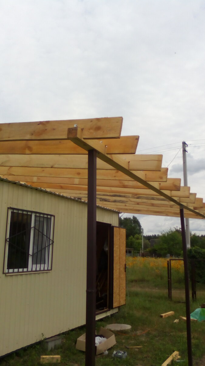 Установленные металлические колонны для навеса.