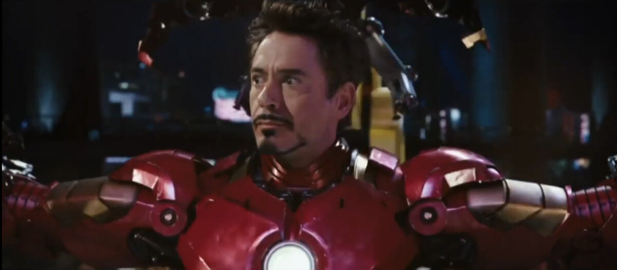 Тони предстал в костюме Железного Человека