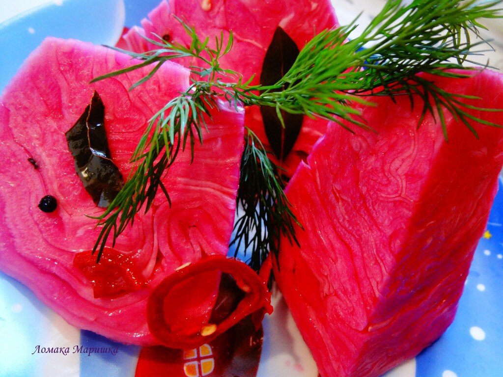 рассол:на литр воды 2 ст.л. соли... капусту порезала.. так же свёклу порезала.. специи..травы.чеснок. листья хрена . перец горошком.. перец острый.все специи и травы чисто на своё усмотрение.. на свой вкус... прослоила все. и залила рассолом. иногда делаю в банке трёшке.иногда в  ведёрке(в этот раз в ведёрке 5- ти литровом) вместился один крупный качан .ночь простояла на кухне. сверху был гнёт ,литровая банка с водичкой.  а потом,на балкон поставила... через два 4 дня готова  вкусная капуста..