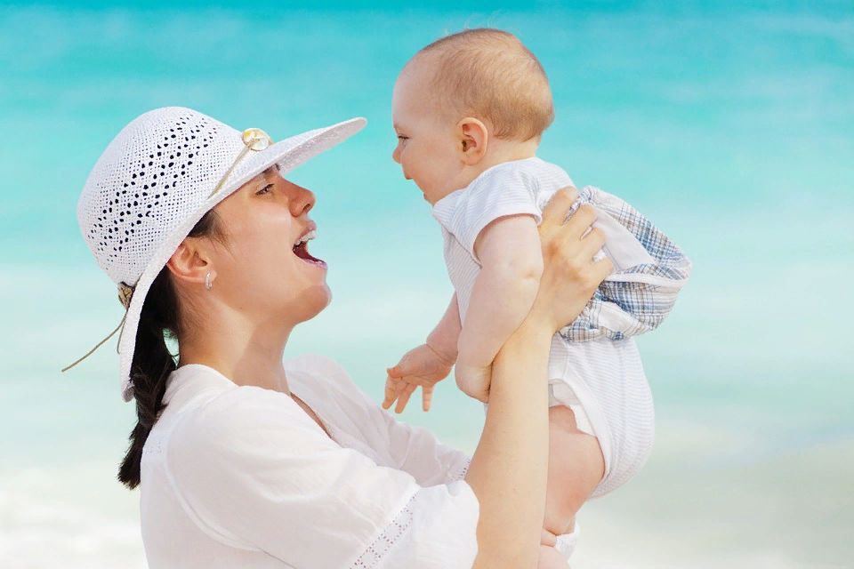 https://cdn.pixabay.com/photo/2013/02/21/19/10/mother-84628_960_720.jpg
