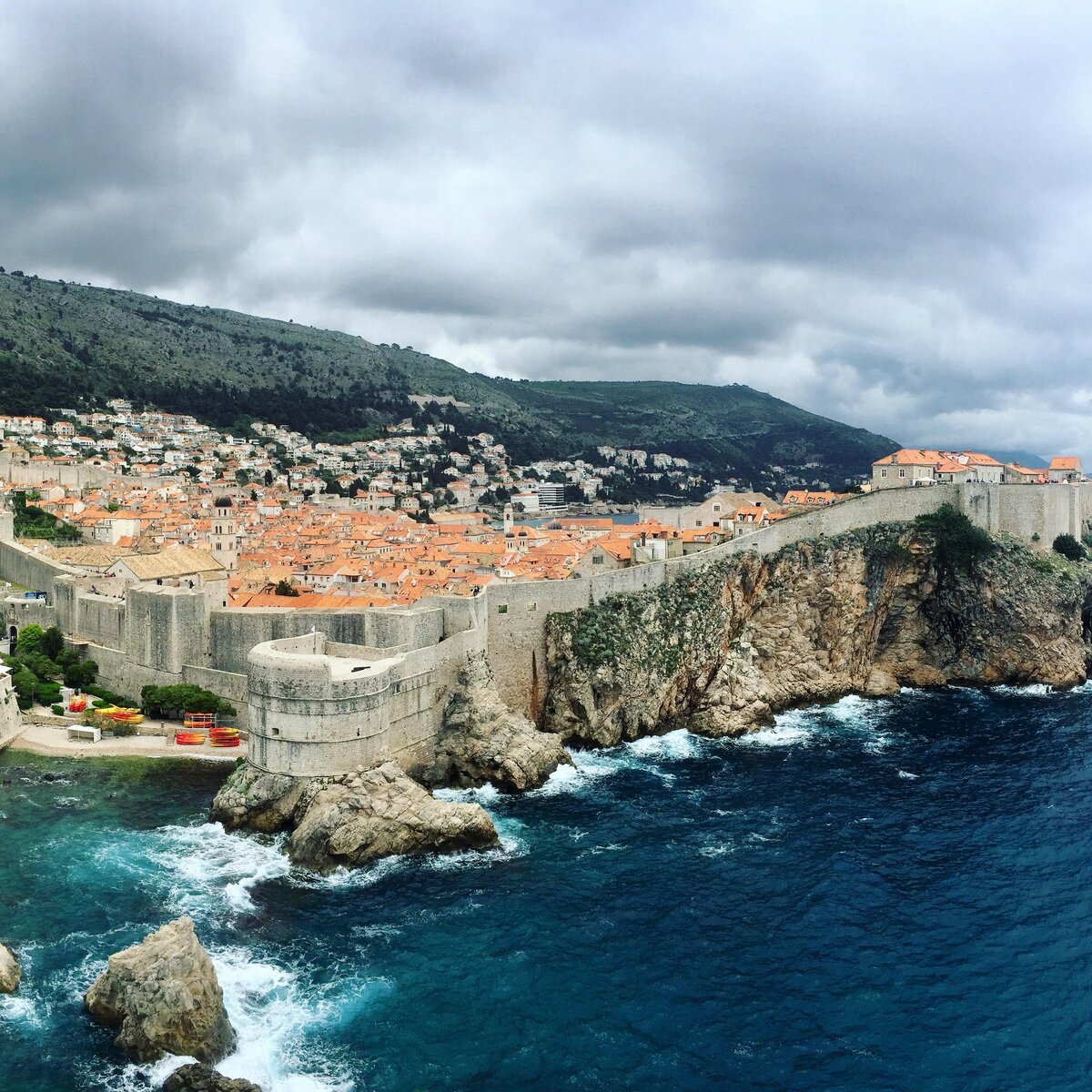 https://www.reddit.com/r/gameofthrones/comments/69tphw/no_spoilers_kings_landingold_town_dubrovnik/