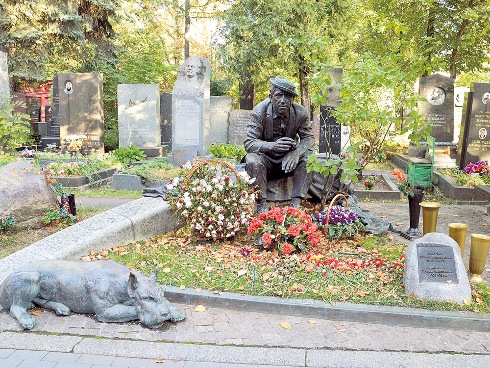 Где похоронили никулину. Новодевичье кладбище Никулин могила. Могила Юрия Никулина.