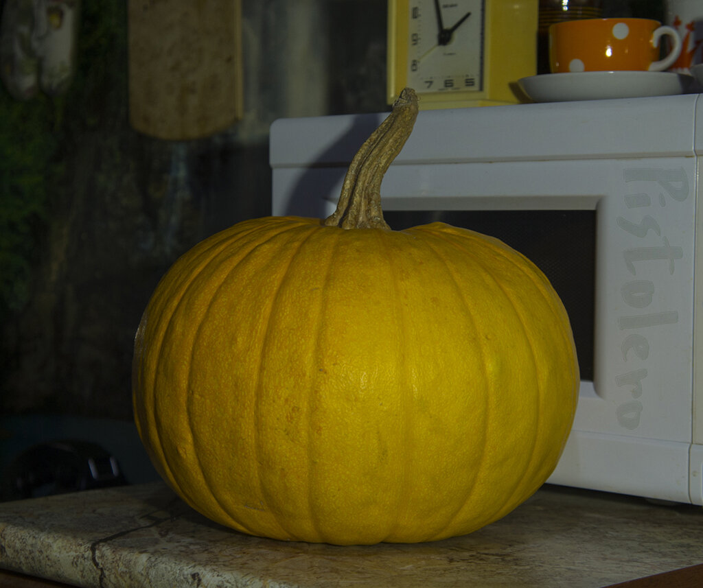 Купленная тыква для изготовления светильника на хеллоуин