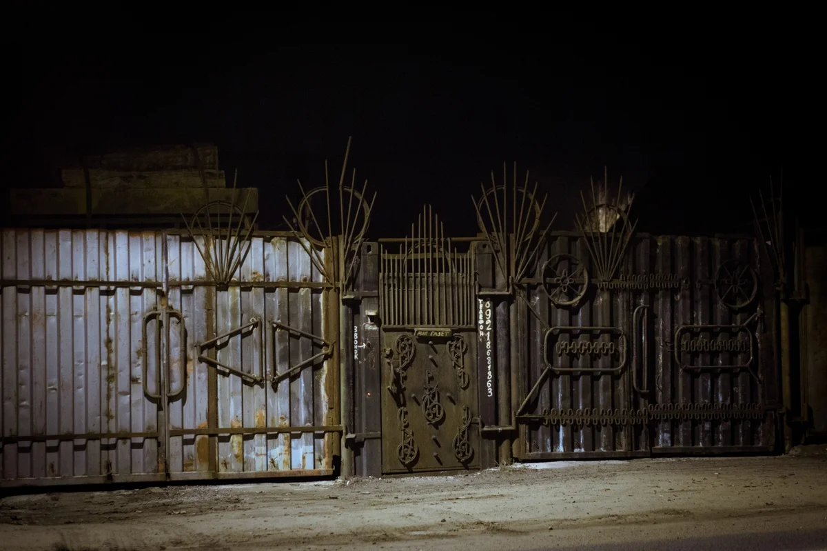 Забор ночью. Страшный забор. Старая калитка. Ветхий забор. Калитка оказалась не заперта скотинин был