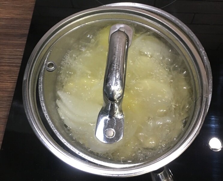 варим картофель с луком на среднем огне