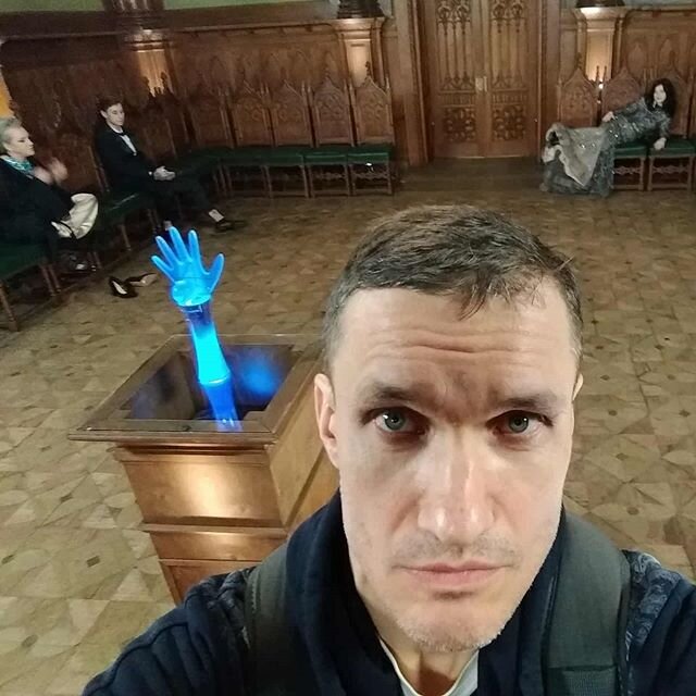 Кто-то из съемочной бригады не выдержал и сделал себе селфи с "рукою".