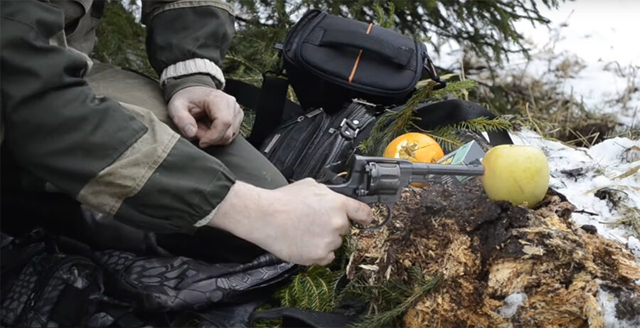 Стреляем холостым патроном по яблоку. Кадр из моего видео.