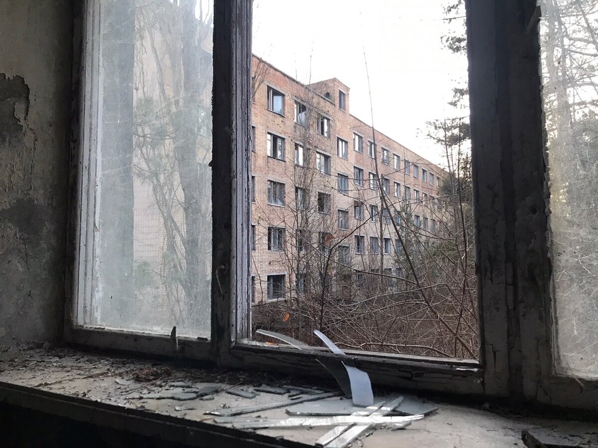 Самое старое заброшенное общежитие города Припять в наши дни. Как оно выглядит изнутри