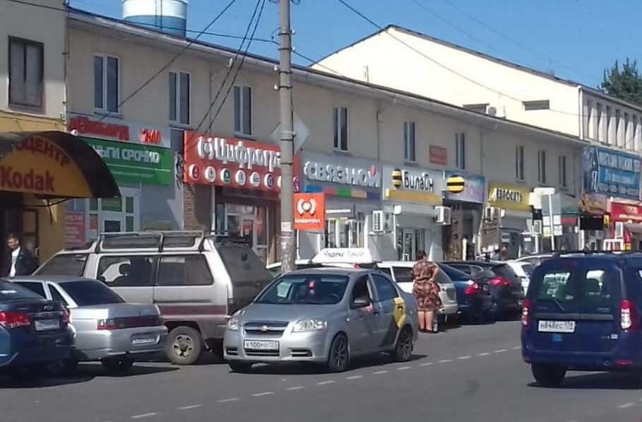 Два дня назад мы объявили опрос на тему, что действительно ждут от властей жители Усть-Лабинска в плане благоустройства города, а не то что им навязывают. Сообщения не заставили себя ждать. Действительно, про ремонт сквера напротив администрации и баннеры никто даже не заикнулся. Людей волнуют дороги, пробки, тротуары, детские площадки, пешеходные переходы и ливневки. Вот что они пишут: