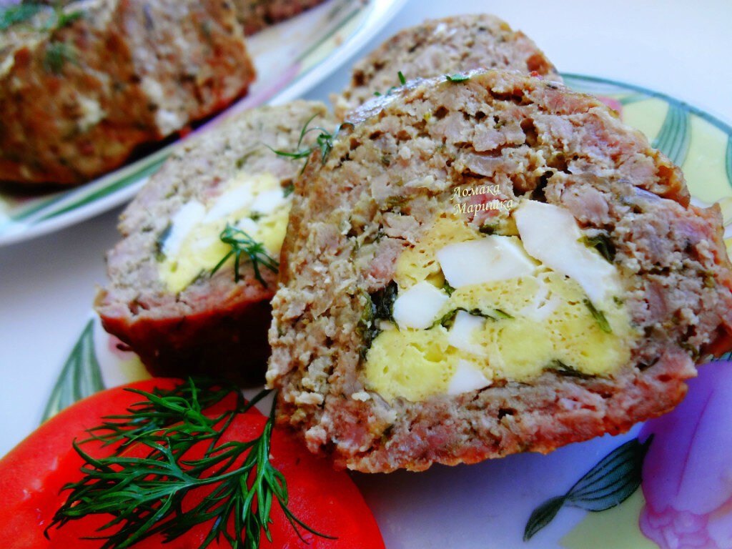 помню когда на праздники, наши мамы делали такие рулеты.. и казалось вкуснее ничего нет.. по типу зраз.. я очень люблю зразы с яйцом.. сделать фарш на свой вкус.. хорошо его  отбить.. я всегда добавляю зелень в фарш.. это придаёт сочность.. сварить отдельно яйца.. я пропустила их через овощерезку.. прибавила зелень..сделала рулет в силиконовой форме для кекса..и в духовку.. на полтора часа.закрывала форму фольгой. при т-ре 200 градусов.. когда рулет был готов-фольгу снимаем, я ему дала поджариться при т-ре 250 гр до золотистого цвета..