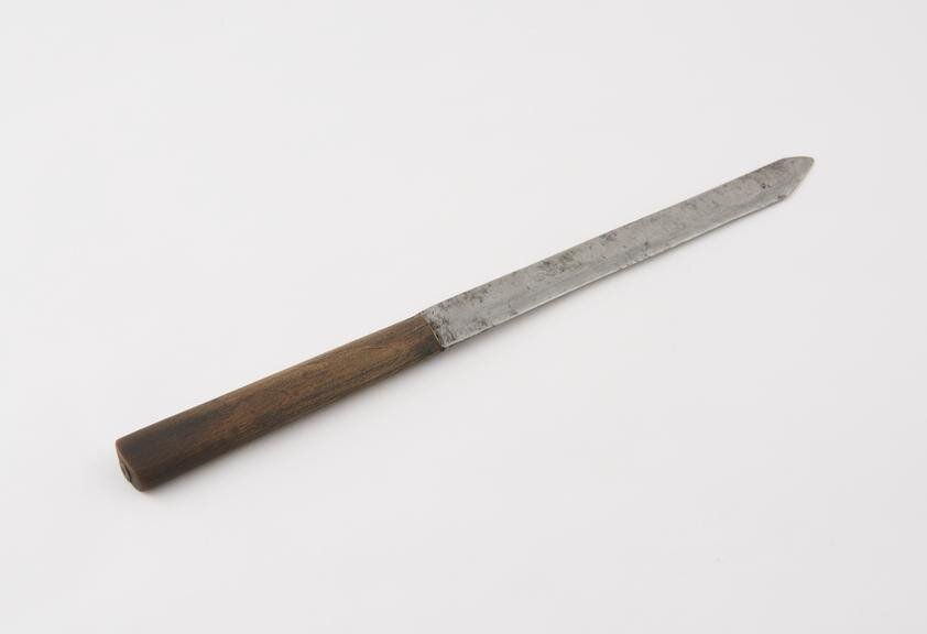 Источник https://collection.sciencemuseumgroup.org.uk/objects/co143974/castrating-knife-steel-and-wood-19th-century-pr-castrating-knives  Из коллекции Музея Науки в Лондоне 