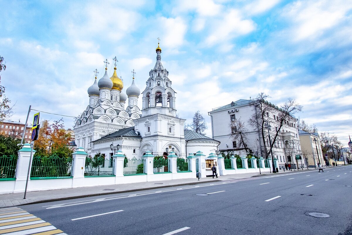 улицы москвы с церковью