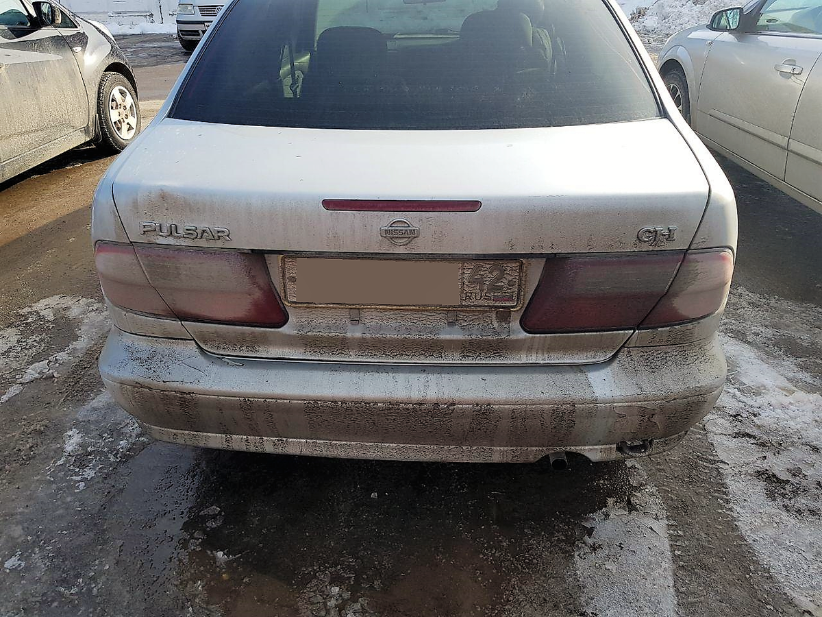 На крышке багажника небольшая вмятинка, но машине такого возраста тоже простительно