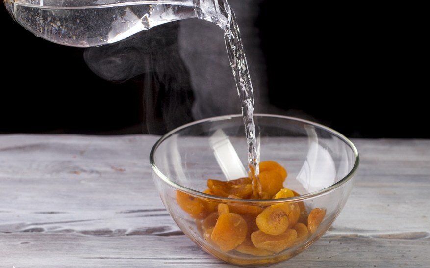 Курагу залить кипятком и оставить замачиваться.