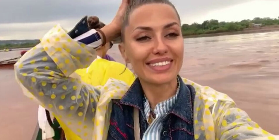 Виктория едет по кипящей реке