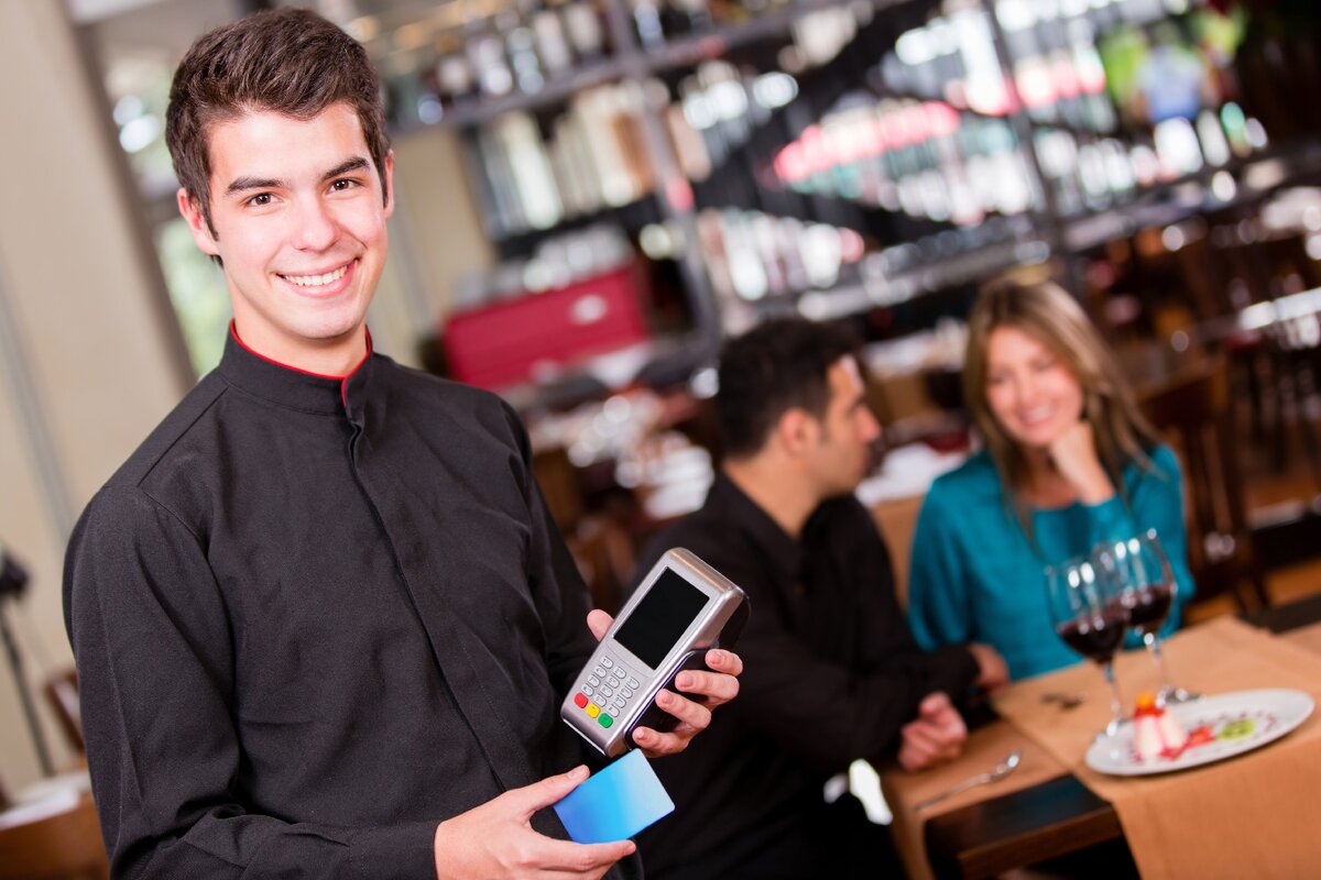 Cashier перевод. Кассир в кафе. Кассир официант. Официант с телефоном. Кассир парень.