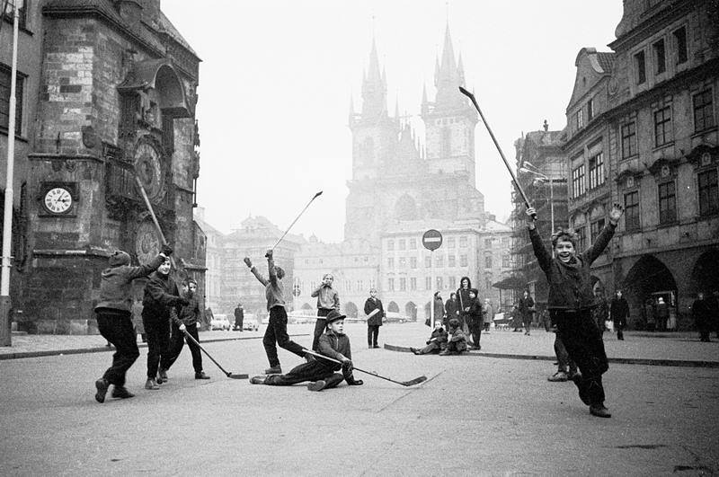 Староместская площадь незадолго до начала Второй мировой. Туристов нет, зато есть мальчишки-хоккеисты