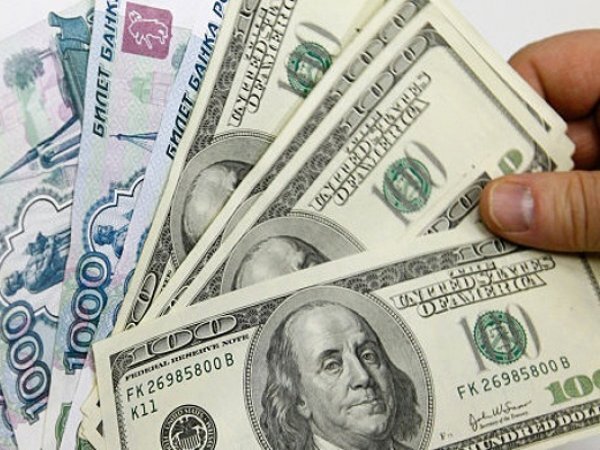Падение цен на нефть вызвало новый скачок курсов доллара и евро к рублю. На пике курс доллара достигал 79 рублей. Опрошенные Forbes участники рынка  объясняют такой скачок действиями спекулянтов на «истеричном» рынке.