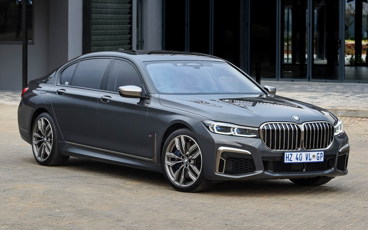 Линейке моделей M Performance появился новичок по имени M760Li xDrive. Он обзавёлся мотором V12 6.6 с двумя турбокомпрессорами, развивающим 600 л.с. и 800 Н•м. Такой заряд позволяет длиннобазному седану набирать первую сотню с места за 3,9 с, то есть он всего на 0,2 с медленнее, чем B7, и на 0,1 нерасторопнее, чем Audi S8 plus. Максималка нового BMW ограничена 250 км/ч, за доплату её поднимут до 305. К слову, при снаряжённой массе 2255 кг M760Li xDrive не только динамичен, но и вполне бережлив (если принимать во внимание мотор объёмом под семь литров): паспортный средний расход составляет 12,6 л/100 км. Правда, все технические данные — от разгона до расхода — фирма называет предварительными. Перед поступлением машины в продажу они могут быть скорректированы. В виде бесплатной опции можно будет заказать вариант под названием M760Li xDrive V12 Excellence. Технически это тот же самый автомобиль, только иначе оформленный. В дизайне сделан акцент на роскошь. Тут иной передний бампер и много хрома (полоса над воздухозаборником во всю ширину, дополнительная отделка выхлопных патрубков). На крышке багажника вместо обозначения модели красуется знак V12.