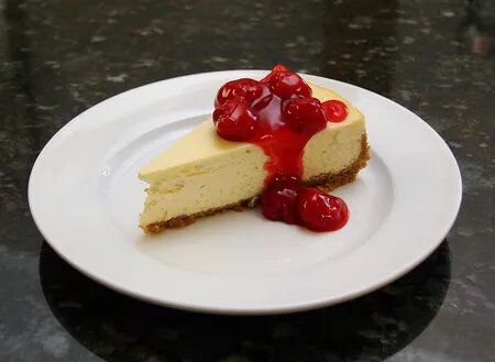 Этот классический чизкейк - отличный десерт, приготовленный с начинкой из сметаны и начинкой из вишневого пирога для посыпки. Не стесняйтесь слегка изменить его с начинкой из клубничного или черничного пирога. Или опустите начинку для пирога и подавайте чизкейк с горячей помадкой или соусом из ирисок.

