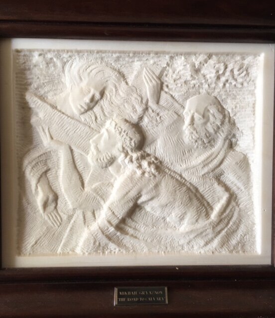 "Иисус несет свой крест". Панно,мрамор. 